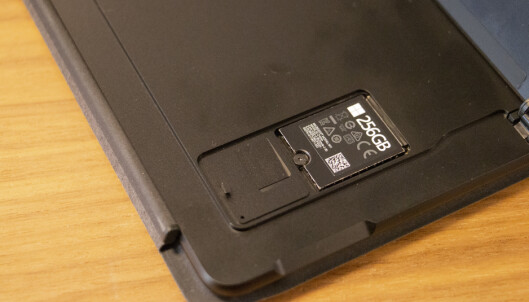 <strong>ENDELIG:</strong> Microsoft gjør det enkelt å bytte SSD-brikke. Nedenfor kan du sette inn et nano-SIM-kort. Foto: Martin Kynningsrud Størbu <strong>ENDELIG:</strong> Microsoft gjør det enkelt å bytte SSD-brikke. Nedenfor kan du sette inn et nano-SIM-kort. Foto: Martin Kynningsrud Størbu