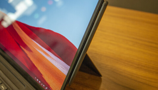 Du kan også feste pennen magnetisk til siden av Surface Pro X. Foto: Martin Kynningsrud Størbu Du kan også feste pennen magnetisk til siden av Surface Pro X. Foto: Martin Kynningsrud Størbu