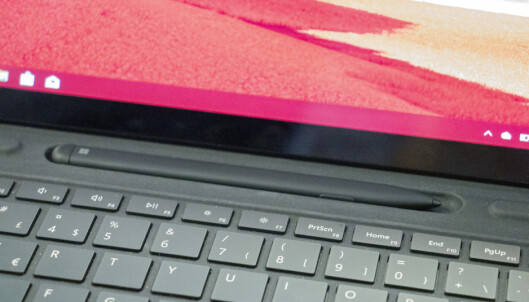 Det nye tastaturdekselet har en lomme til Surface Slim Pen. Foto: Martin Kynningsrud Størbu Det nye tastaturdekselet har en lomme til Surface Slim Pen. Foto: Martin Kynningsrud Størbu