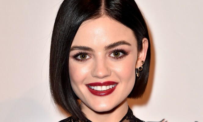 LUCY HALE: Jawline-boben legger seg rett under kjeven her. Foto: NTB Scanpix LUCY HALE: Jawline-boben legger seg rett under kjeven her. Foto: NTB Scanpix