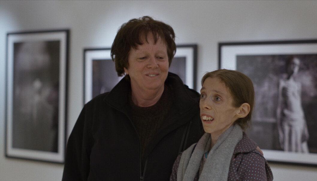 STOLT MOR: Lene Marie sammen med sin mor Torill Fossen på sin egen fotoutstilling. FOTO: Espen Wallin/Speranza Film/Norsk Filmdistribusjon STOLT MOR: Lene Marie sammen med sin mor Torill Fossen på sin egen fotoutstilling. FOTO: Espen Wallin/Speranza Film/Norsk Filmdistribusjon