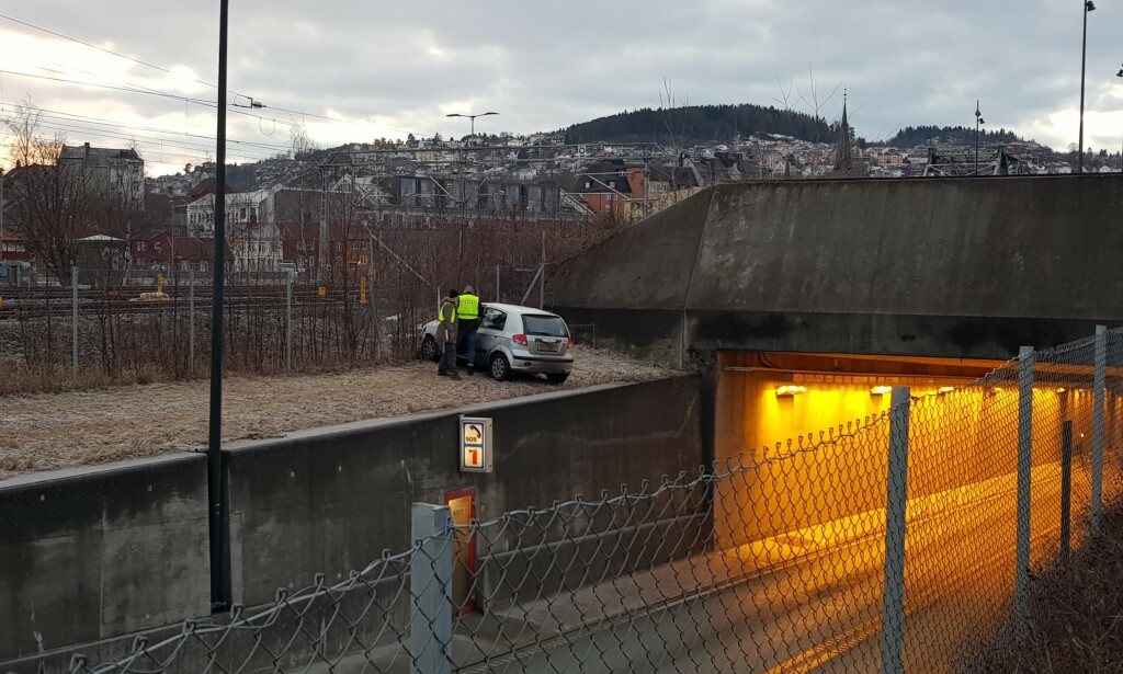 HER ENDTE FERDEN: En person er fraktet til akuttmottaket på St. Olavs hospital etter en trafikkulykke i Trondheim lørdag ettermiddag. Foto: Bertil Lernæs