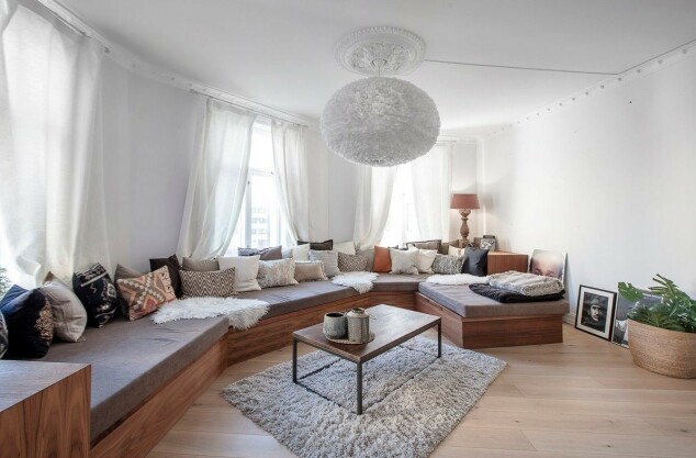 LOUNGE: Stua inneholder en plassbygd sofa. Foto: Studio Oslo / Privatmegleren LOUNGE: Stua inneholder en plassbygd sofa. Foto: Studio Oslo / Privatmegleren