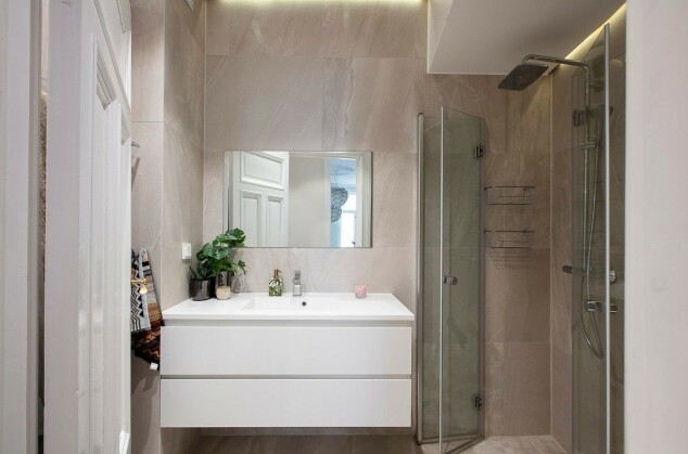 BAD: Leilighetens bad går i lyse farger. Foto: Studio Oslo / Privatmegleren BAD: Leilighetens bad går i lyse farger. Foto: Studio Oslo / Privatmegleren