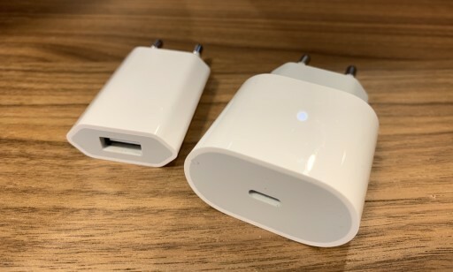 KRAFTIGERE LADER: Kjøper du en av de nye iPhone 11 Pro-modellene, får du med den større laderen til høyre. Foto: Kirsti Østvang KRAFTIGERE LADER: Kjøper du en av de nye iPhone 11 Pro-modellene, får du med den større laderen til høyre. Foto: Kirsti Østvang