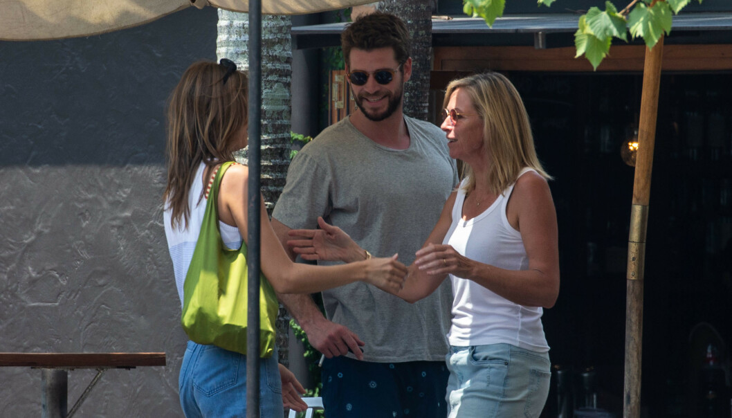 LUNSJ: Liam Hemsworth introduserte modellen Gabrielle Brooks til foreldrene sine i desember. Her sammen med moren hans. Foto: Splash News/NTB scanpix LUNSJ: Liam Hemsworth introduserte modellen Gabrielle Brooks til foreldrene sine i desember. Her sammen med moren hans. Foto: Splash News/NTB scanpix
