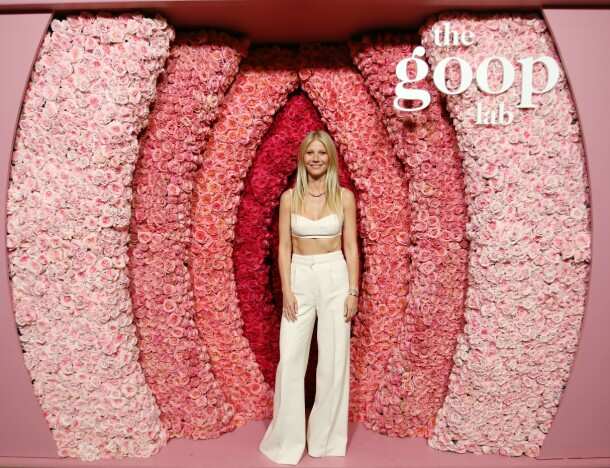PASSENDE PYNT: Gwyneth Paltrow foran en vagina-inspirert blomstervegg i forbindelse med en visning av den kontroversielle serien «The Goop Lab» i Los Angeles. Foto: Rachel Murray/ Getty Images/ AFP/ NTB scanpix PASSENDE PYNT: Gwyneth Paltrow foran en vagina-inspirert blomstervegg i forbindelse med en visning av den kontroversielle serien «The Goop Lab» i Los Angeles. Foto: Rachel Murray/ Getty Images/ AFP/ NTB scanpix