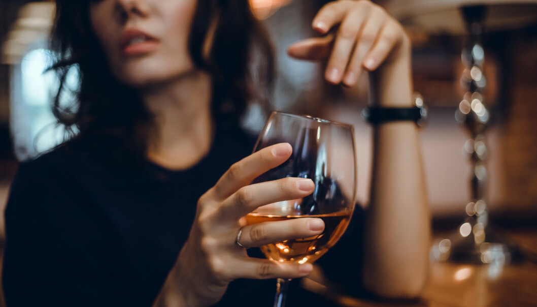 UNNGÅ ALKOHOL: Alkohol, kaffe og sterkt krydret mat kan påvirke søvnkvaliteten. FOTO: NTB Scanpix UNNGÅ ALKOHOL: Alkohol, kaffe og sterkt krydret mat kan påvirke søvnkvaliteten. FOTO: NTB Scanpix