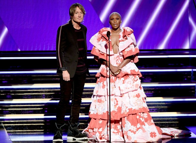 DELTE UT PRIS: Keith Urban og skuespiller og artist Cynthia Erivo delte ut prisen for fjorårets beste solopptreden under nattens Grammy-utdeling. Foto: NTB Scanpix DELTE UT PRIS: Keith Urban og skuespiller og artist Cynthia Erivo delte ut prisen for fjorårets beste solopptreden under nattens Grammy-utdeling. Foto: NTB Scanpix
