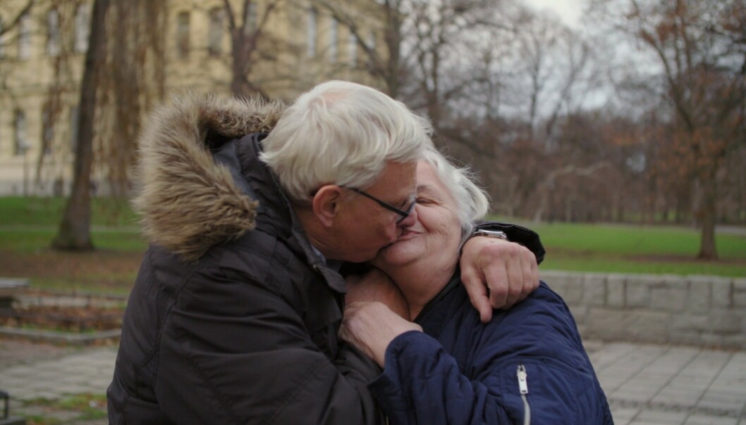 FORELSKET: Det er liten tvil om at a det har oppstått kjærlighet mellom de to. Foto: Viafree/Viaplay FORELSKET: Det er liten tvil om at a det har oppstått kjærlighet mellom de to. Foto: Viafree/Viaplay