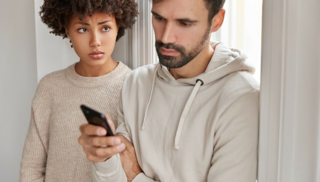 PHUBBING: Såkalt phubbing har blitt et vanlig problem, og et tema som ofte kommer opp i parterapi. Foto: Scanpix. PHUBBING: Såkalt phubbing har blitt et vanlig problem, og et tema som ofte kommer opp i parterapi. Foto: Scanpix.