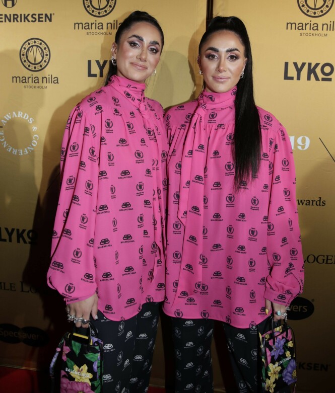 ROSA: Tvillingene Vita og Wanda Mashadi dukket opp i like antrekk. Foto: NTB Scanpix ROSA: Tvillingene Vita og Wanda Mashadi dukket opp i like antrekk. Foto: NTB Scanpix