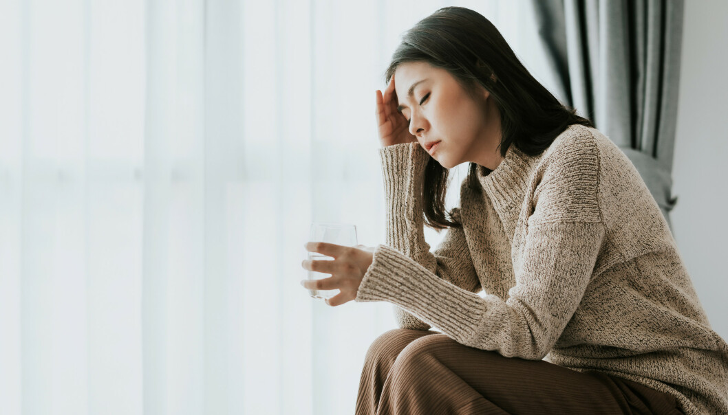 DEMPER ANGSTEN: Alkohol kan dempe følelsen av angst, men problemet er bare at angsten blir enda sterkere når alkoholen forsvinner fra kroppen. FOTO: NTB Scanpix DEMPER ANGSTEN: Alkohol kan dempe følelsen av angst, men problemet er bare at angsten blir enda sterkere når alkoholen forsvinner fra kroppen. FOTO: NTB Scanpix