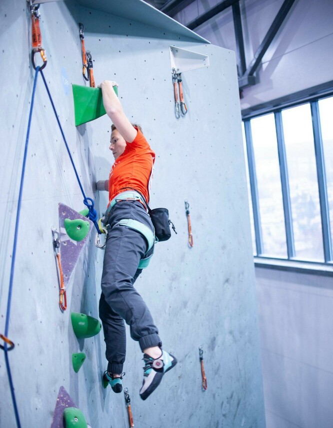 OPPOVER: Kristina på vei opp klatreveggen. Dette er mestring og glede. FOTO: David Engeland OPPOVER: Kristina på vei opp klatreveggen. Dette er mestring og glede. FOTO: David Engeland