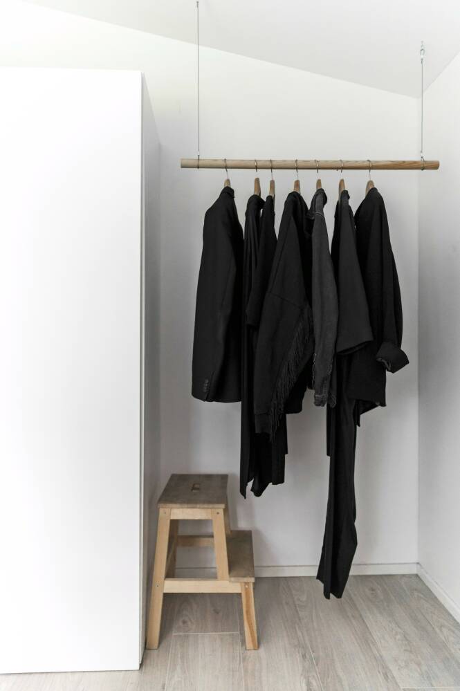 Tips! Lag ditt eget klesstativ ved hjelp av en trepinne og tynne kjettinger. FOTO: Julie Wittrup og Mikkel Dahlstrøm/Another Studio Tips! Lag ditt eget klesstativ ved hjelp av en trepinne og tynne kjettinger. FOTO: Julie Wittrup og Mikkel Dahlstrøm/Another Studio