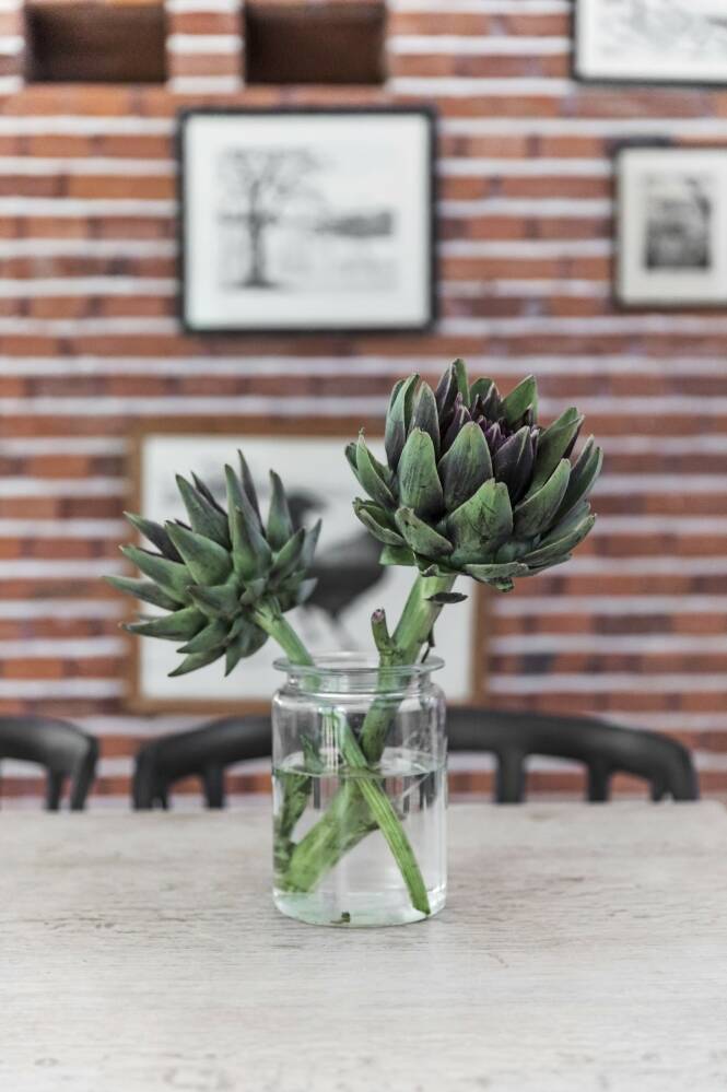 Flere ganger har paret vært i ferd med å begynne å male mursteinsveggen i stuen hvit, men nå er de glad for at de har bevart den. Den minner dem nemlig om hvordan huset så ut da de overtok det. FOTO: Julie Wittrup og Mikkel Dahlstrøm/Another Studio Flere ganger har paret vært i ferd med å begynne å male mursteinsveggen i stuen hvit, men nå er de glad for at de har bevart den. Den minner dem nemlig om hvordan huset så ut da de overtok det. FOTO: Julie Wittrup og Mikkel Dahlstrøm/Another Studio