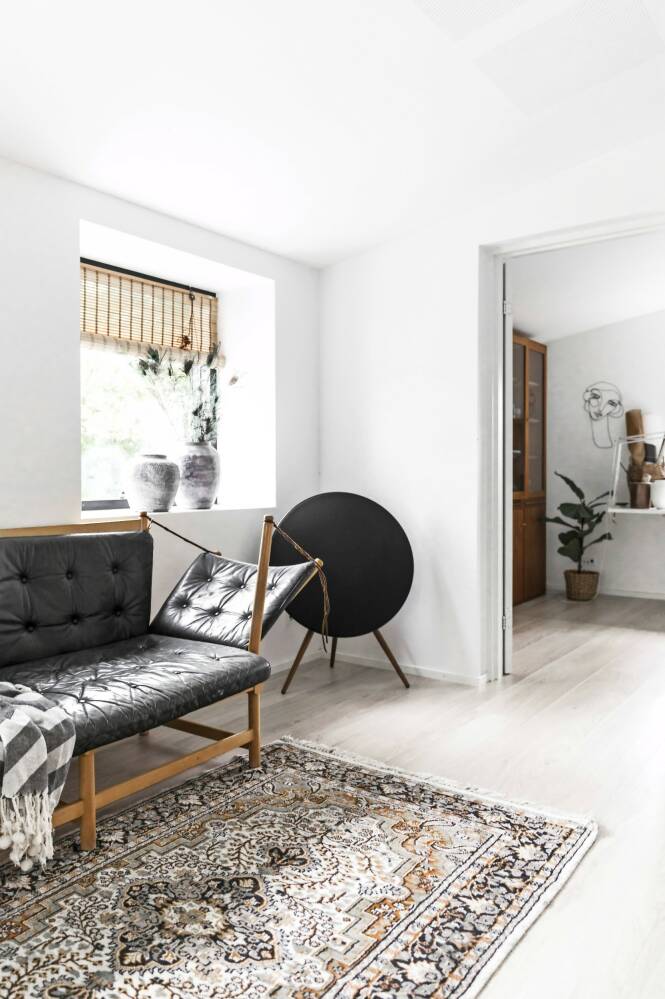 Line elsker gjenbruk og bruker mye tid på diverse nettsider på jakt etter kupp. I stuen står en antikk Børge Mogensen-sofa. FOTO: Julie Wittrup og Mikkel Dahlstrøm/Another Studio Line elsker gjenbruk og bruker mye tid på diverse nettsider på jakt etter kupp. I stuen står en antikk Børge Mogensen-sofa. FOTO: Julie Wittrup og Mikkel Dahlstrøm/Another Studio