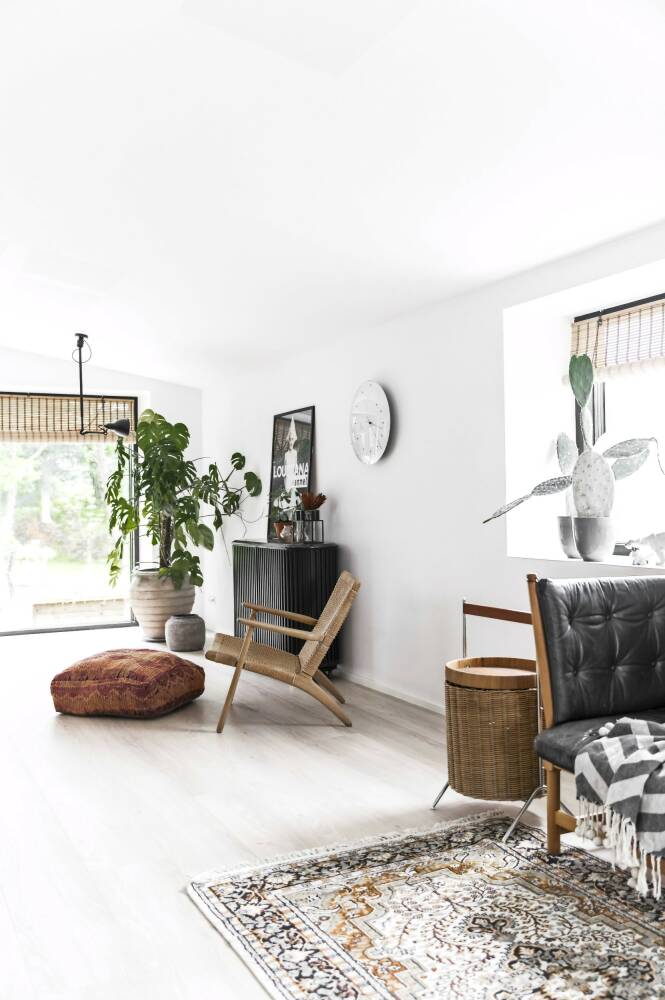 Line er opptatt av at interiøret skal passe inn i det gamle huset, men også at det skal passe de grønne omgivelsene. FOTO: Julie Wittrup og Mikkel Dahlstrøm/Another Studio Line er opptatt av at interiøret skal passe inn i det gamle huset, men også at det skal passe de grønne omgivelsene. FOTO: Julie Wittrup og Mikkel Dahlstrøm/Another Studio