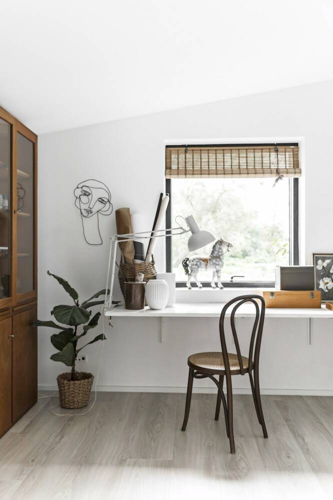 Kunstverket på veggen er laget av svartmalt kobbertråd som er sirlig bøyd så den ligner et hode. Og dens skjeve linjer bryter med de ellers rette linjene i rommet. FOTO: Julie Wittrup og Mikkel Dahlstrøm/Another Studio Kunstverket på veggen er laget av svartmalt kobbertråd som er sirlig bøyd så den ligner et hode. Og dens skjeve linjer bryter med de ellers rette linjene i rommet. FOTO: Julie Wittrup og Mikkel Dahlstrøm/Another Studio