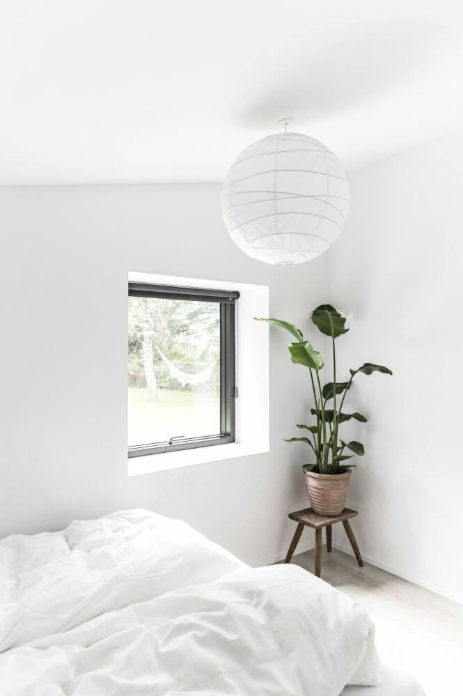 Soverommet er minimalistisk innredet og holdt i rene og rolige fargetoner. FOTO: Julie Wittrup og Mikkel Dahlstrøm/Another Studio Soverommet er minimalistisk innredet og holdt i rene og rolige fargetoner. FOTO: Julie Wittrup og Mikkel Dahlstrøm/Another Studio