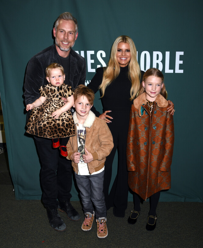 BOKSIGNERING: Jessica Simpson tok med hele familien på boksigneringen sin i New York tirsdag. Foto: NTB Scanpix BOKSIGNERING: Jessica Simpson tok med hele familien på boksigneringen sin i New York tirsdag. Foto: NTB Scanpix