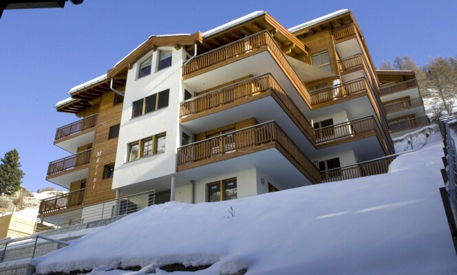 ROM MED UTSIKT: I dette leilighetskomplekset i Zermatt bor Frida sammen med Henry Smith, forholdsvis enkelt i forhold til hva hun kunne hatt råd til. (Foto: NTB Scanpix) ROM MED UTSIKT: I dette leilighetskomplekset i Zermatt bor Frida sammen med Henry Smith, forholdsvis enkelt i forhold til hva hun kunne hatt råd til. (Foto: NTB Scanpix)