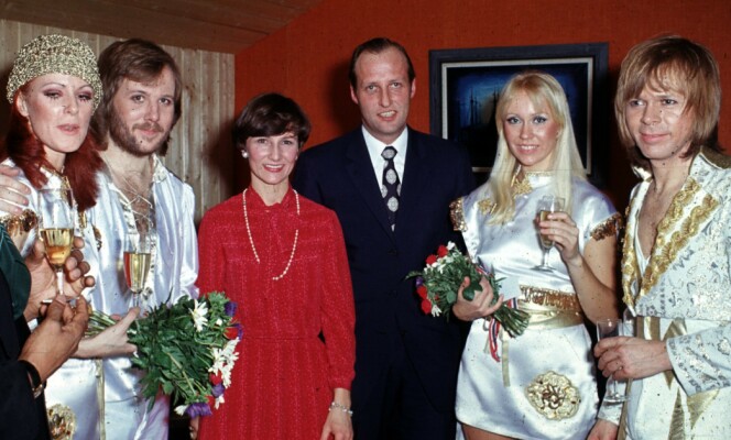 NORSK MØTE: ABBA møter det norske kronprinsparet da bandet åpner sin konsertturné i Ekeberghallen i januar 1977. Stilmessig er det ingen match. (Foto: NTB Scanpix) NORSK MØTE: ABBA møter det norske kronprinsparet da bandet åpner sin konsertturné i Ekeberghallen i januar 1977. Stilmessig er det ingen match. (Foto: NTB Scanpix)
