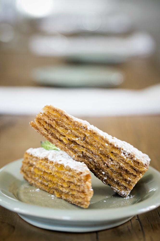 På de portugisiske pastelariaene får du tradisjonell servering, som kake med honning og valnøtter. FOTO: Karna Bunk-Jensen På de portugisiske pastelariaene får du tradisjonell servering, som kake med honning og valnøtter. FOTO: Karna Bunk-Jensen