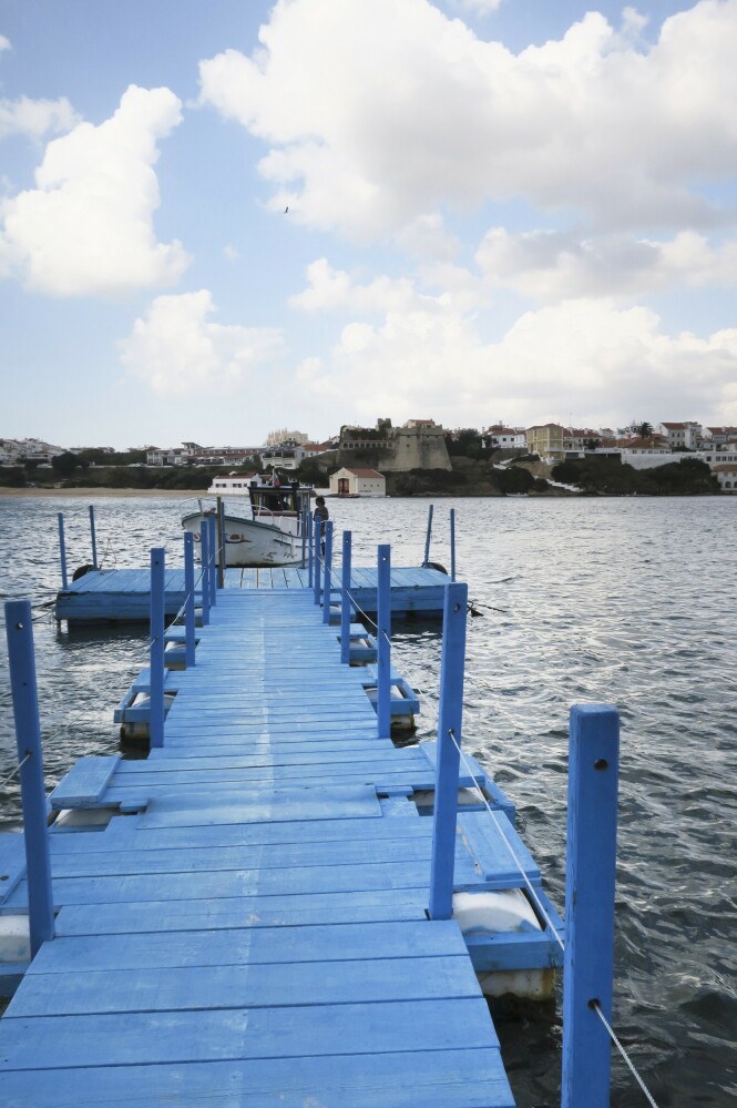 Byen Vila Nova de Milfontes ligger langs vandrerruten Fisherman’s Trail, og vandrerne må krysse elven Mira i båt for å komme dit. FOTO: Karna Bunk-Jensen Byen Vila Nova de Milfontes ligger langs vandrerruten Fisherman’s Trail, og vandrerne må krysse elven Mira i båt for å komme dit. FOTO: Karna Bunk-Jensen
