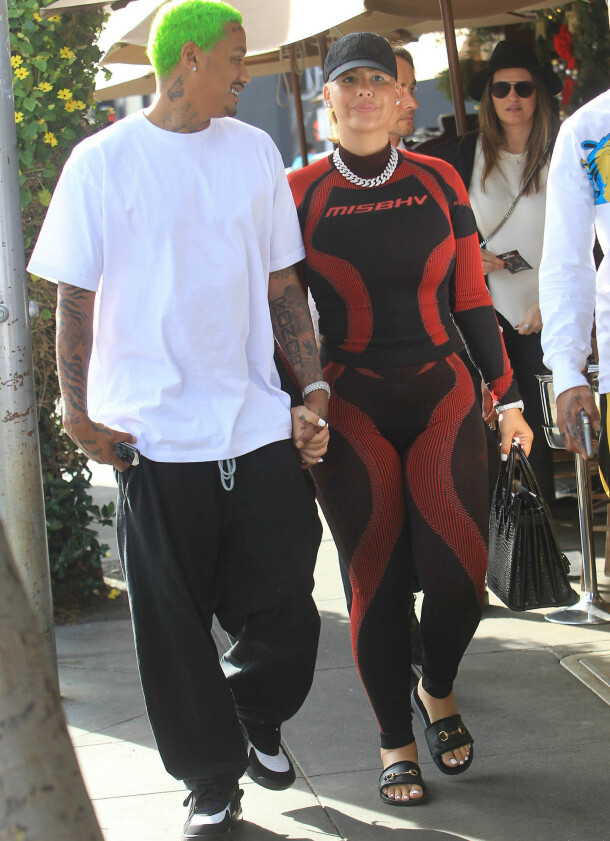 FØDTE FØR JUL: Amber Rose og kjæresten Alexander Edwards ble nylig foreldre sammen. Hun valgte fettsuging etter fødselen. Her er paret avbildet sammen 20. desember 2019. Foto: NTB scanpix FØDTE FØR JUL: Amber Rose og kjæresten Alexander Edwards ble nylig foreldre sammen. Hun valgte fettsuging etter fødselen. Her er paret avbildet sammen 20. desember 2019. Foto: NTB scanpix
