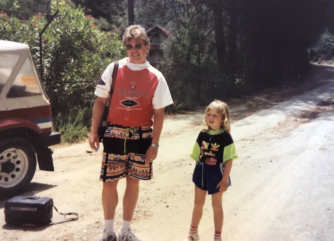 90-TALLSBARN: Lene med faren Geir på Kreta i 1991. FOTO: Privat 90-TALLSBARN: Lene med faren Geir på Kreta i 1991. FOTO: Privat