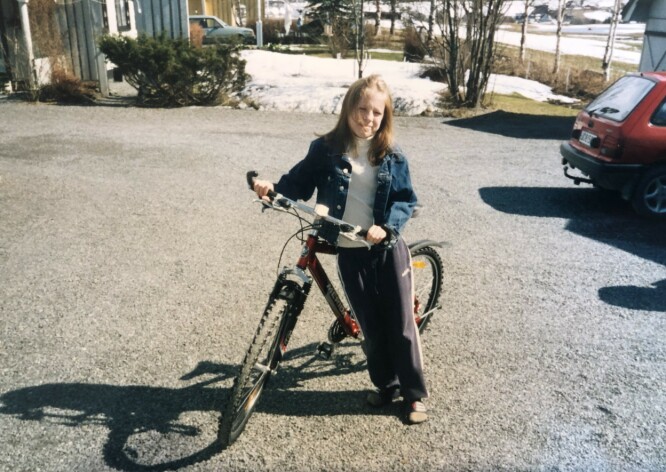PÅ GÅRDSPLASSEN: Lene Marie Fossen vokste opp på Kolbu i Østre Toten. Hun drømte om å ta over familiegården. FOTO: Privat PÅ GÅRDSPLASSEN: Lene Marie Fossen vokste opp på Kolbu i Østre Toten. Hun drømte om å ta over familiegården. FOTO: Privat
