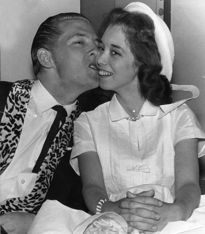 SOMMERBRUD: Myra og Jerry giftet seg for andre gang sommeren 1958, etter at skilsmissen fra kona Jane Mitcham var et faktum. FOTO: NTB scanpix SOMMERBRUD: Myra og Jerry giftet seg for andre gang sommeren 1958, etter at skilsmissen fra kona Jane Mitcham var et faktum. FOTO: NTB scanpix