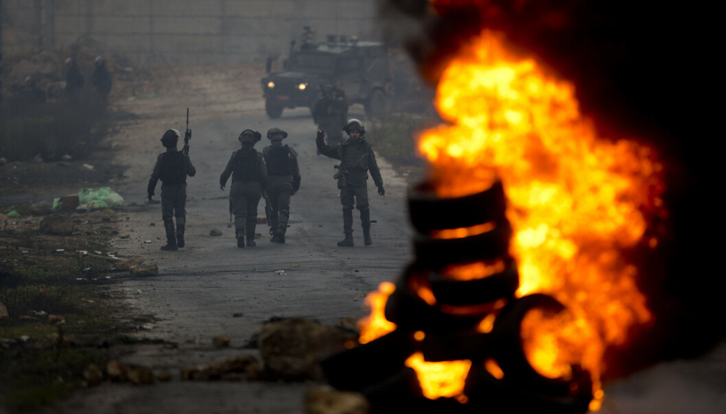 Flere tusen palestinere demonstrerte tirsdag i Ramallah på den okkuperte Vestbredden mot Trumps plan. Titalls palestinere havnet også i sammenstøt med israelske soldater ved en bosetning like utenfor byen. Foto: Majdi Mohammed / AP / NTB scanpix Flere tusen palestinere demonstrerte tirsdag i Ramallah på den okkuperte Vestbredden mot Trumps plan. Titalls palestinere havnet også i sammenstøt med israelske soldater ved en bosetning like utenfor byen. Foto: Majdi Mohammed / AP / NTB scanpix