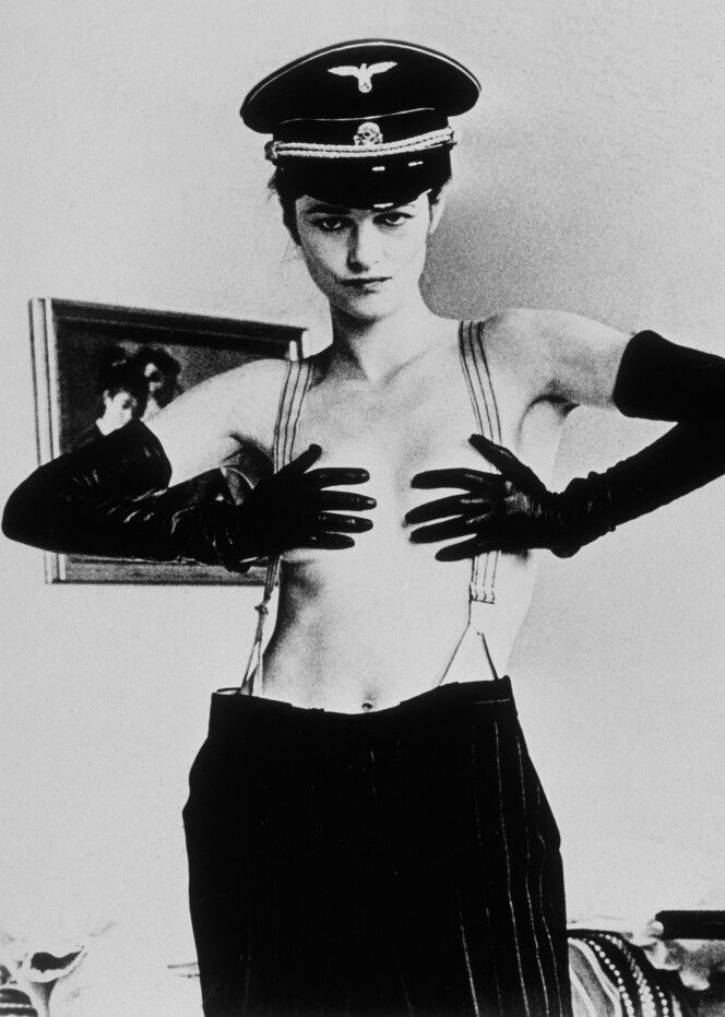 IKKE FEELGOOD: I Kultfilmen «The Night Porter» spiller Charlotte Rampling en tidligere konsentrasjonsleirfange som tar opp forholdet til sin sadistiske fangevokter etter krigen. (Foto: NTB Scanpix) IKKE FEELGOOD: I Kultfilmen «The Night Porter» spiller Charlotte Rampling en tidligere konsentrasjonsleirfange som tar opp forholdet til sin sadistiske fangevokter etter krigen. (Foto: NTB Scanpix)