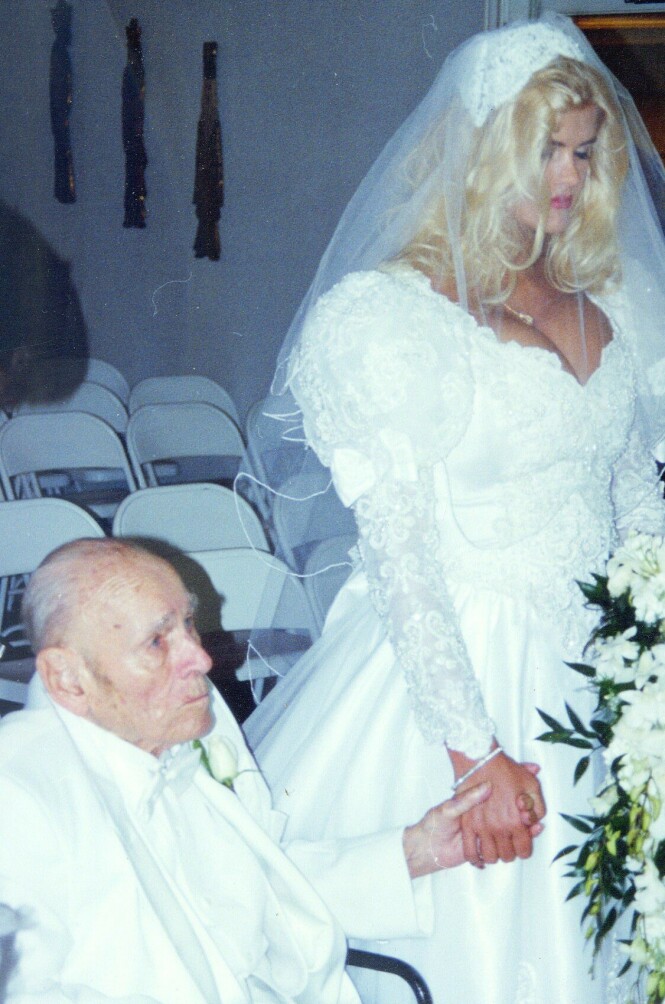 <strong>HVA SA DU?:</strong> Bildene fra vielsen mellom J. Howard Marshall (89) og Anna Nicole Smith (26) leder tanken til syvende far i huset. FOTO: NTBScanpix. <strong>HVA SA DU?:</strong> Bildene fra vielsen mellom J. Howard Marshall (89) og Anna Nicole Smith (26) leder tanken til syvende far i huset. FOTO: NTBScanpix.