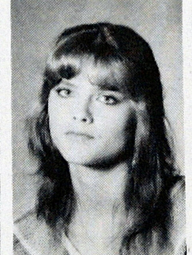 <strong>DROP OUT:</strong> På ungdomsskolen, mens hun fortsatt gikk under navnet Nikki Hart, hadde Anna Nicole en helt annen stil enn hun senere ble kjent for. Allerede som 14-åring sluttet hun på skolen. FOTO: NTBScanpix. <strong>DROP OUT:</strong> På ungdomsskolen, mens hun fortsatt gikk under navnet Nikki Hart, hadde Anna Nicole en helt annen stil enn hun senere ble kjent for. Allerede som 14-åring sluttet hun på skolen. FOTO: NTBScanpix.
