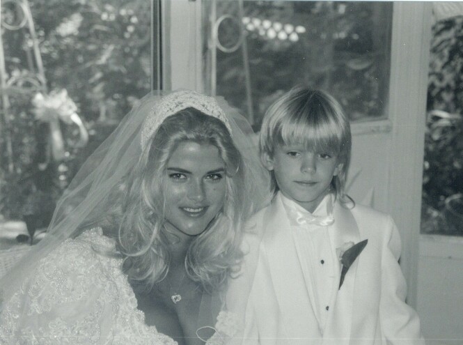 <strong>LITEN KAVALER:</strong> Sønnen Daniel var tydelig preget av stundens alvor da mamma giftet seg i 1994. FOTO: NTBScanpix. <strong>LITEN KAVALER:</strong> Sønnen Daniel var tydelig preget av stundens alvor da mamma giftet seg i 1994. FOTO: NTBScanpix.