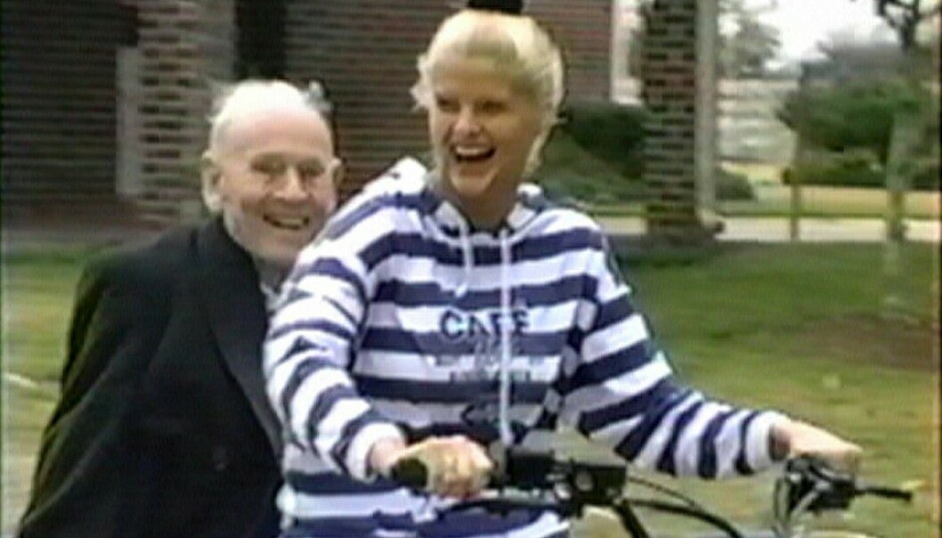 <strong>FIN I FARTA:</strong> J. Howard Marshall og hans unge brud Anna Nicole Smith på sykkeltur. Bildet er fra en dokumentar om paret som blant annet ble spilt inn på million-ranchen i Texas som oljemagnaten kjøpte til sin unge kone. FOTO: NTBScanpix. <strong>FIN I FARTA:</strong> J. Howard Marshall og hans unge brud Anna Nicole Smith på sykkeltur. Bildet er fra en dokumentar om paret som blant annet ble spilt inn på million-ranchen i Texas som oljemagnaten kjøpte til sin unge kone. FOTO: NTBScanpix.