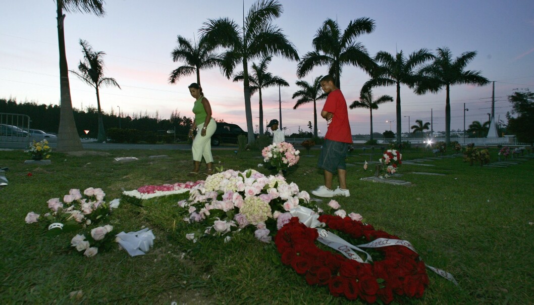 <strong>SISTE HVILE:</strong> Anna Nicole Smith hviler side om side med sønnen sin Daniel på kirkegården i Nassau, Bahamas. FOTO: NTBScanpix <strong>SISTE HVILE:</strong> Anna Nicole Smith hviler side om side med sønnen sin Daniel på kirkegården i Nassau, Bahamas. FOTO: NTBScanpix