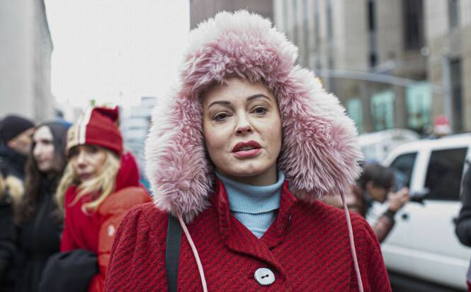 BRUTAL SLAKT: Rose McGowan, her i forbindelse med rettssaken til Harvey Weinstein, er ikke nådig mot Natalie Portman. Foto: NTB scanpix BRUTAL SLAKT: Rose McGowan, her i forbindelse med rettssaken til Harvey Weinstein, er ikke nådig mot Natalie Portman. Foto: NTB scanpix