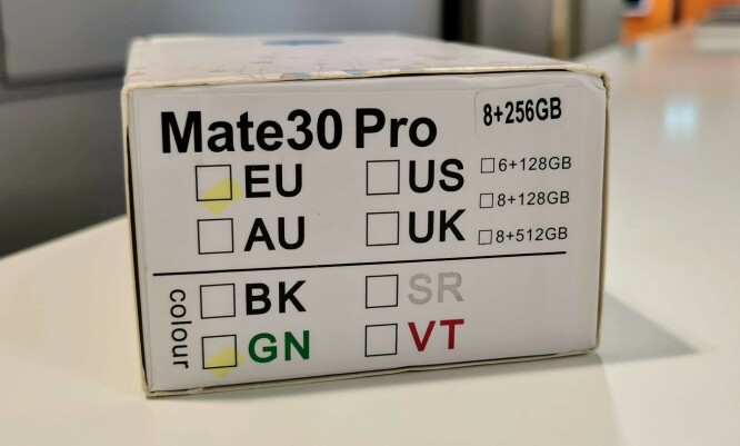 8 gigabyte RAM og 256 gigabyte lagringsplass står det på esken. Sannheten var heller én og fem gigabyte. Foto: Pål Joakim Pollen 8 gigabyte RAM og 256 gigabyte lagringsplass står det på esken. Sannheten var heller én og fem gigabyte. Foto: Pål Joakim Pollen
