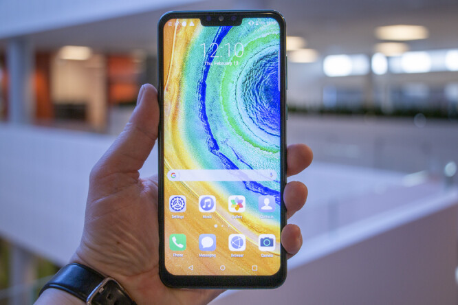 <strong>INGEN KURVET KANT:</strong> Huaweis originale Mate 30 Pro har en skjerm som faller over kantene på siden, og ikke tykk ramme som her. Foto: Pål Joakim Pollen <strong>INGEN KURVET KANT:</strong> Huaweis originale Mate 30 Pro har en skjerm som faller over kantene på siden, og ikke tykk ramme som her. Foto: Pål Joakim Pollen