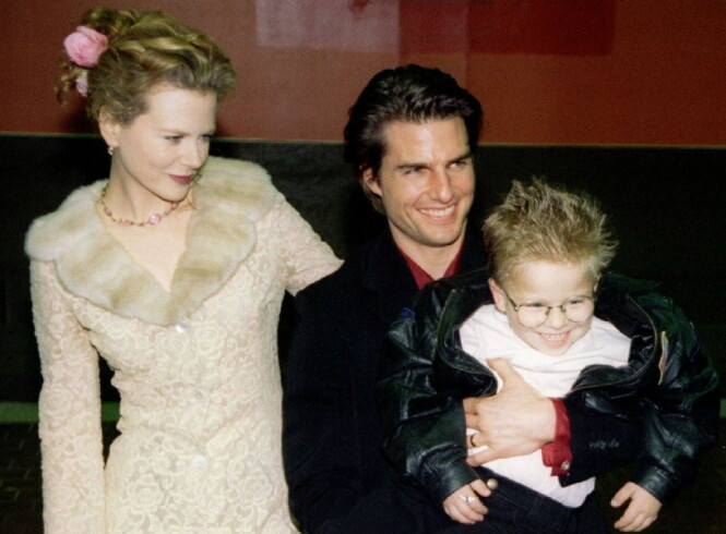 PREMIERE: Jonathan Lipnicki i armene på skuespiller Tom Cruise og hans daværende kone Nicole Kidman, under New York-premieren av Jerry Maquire i 1996. FOTO: NTB scanpix PREMIERE: Jonathan Lipnicki i armene på skuespiller Tom Cruise og hans daværende kone Nicole Kidman, under New York-premieren av Jerry Maquire i 1996. FOTO: NTB scanpix