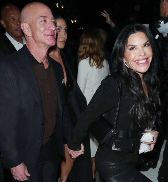 HÅND I HÅND: Etter at skilsmissene gikk gjennom, har Jeff Bezos og Lauren Sanchez gjort lite for å skjule forholdet. Foto: NTB Scanpix HÅND I HÅND: Etter at skilsmissene gikk gjennom, har Jeff Bezos og Lauren Sanchez gjort lite for å skjule forholdet. Foto: NTB Scanpix