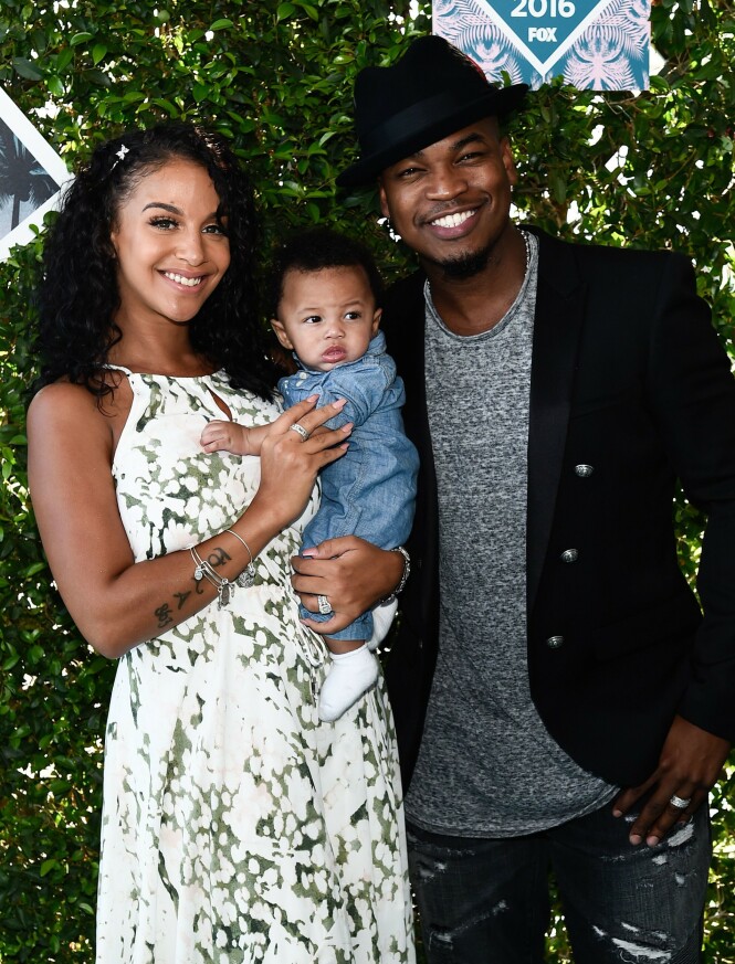 <strong>STOLTE FORELDRE:</strong> Her er Ne-Yo avbildet sammen med Crystal Renaty og sønnen Shaffer Chimere Smith Jr under Teen Choice Awards i 2016. Foto: NTB Scanpix <strong>STOLTE FORELDRE:</strong> Her er Ne-Yo avbildet sammen med Crystal Renaty og sønnen Shaffer Chimere Smith Jr under Teen Choice Awards i 2016. Foto: NTB Scanpix