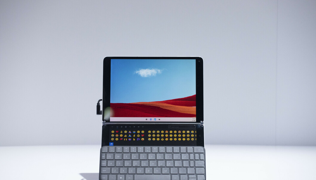 Her ser du Windows 10X og Wonder Bar i aksjon. Foto Mark Lennihan/AP/NTB Scanpix Her ser du Windows 10X og Wonder Bar i aksjon. Foto Mark Lennihan/AP/NTB Scanpix