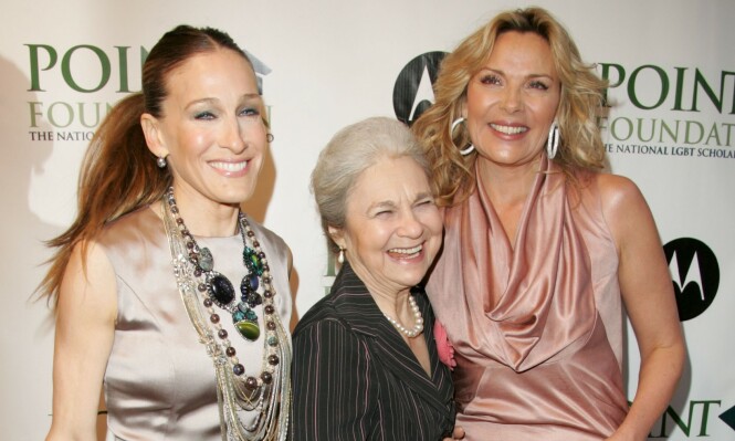 SEX OG SINGELLIV: Sarah Jessica Parker og Kim Cattrall med skuespiller Lynn Cohen (midten) under et veldedighetsarrangement i New York i 2008. FOTO: NTB scanpix SEX OG SINGELLIV: Sarah Jessica Parker og Kim Cattrall med skuespiller Lynn Cohen (midten) under et veldedighetsarrangement i New York i 2008. FOTO: NTB scanpix