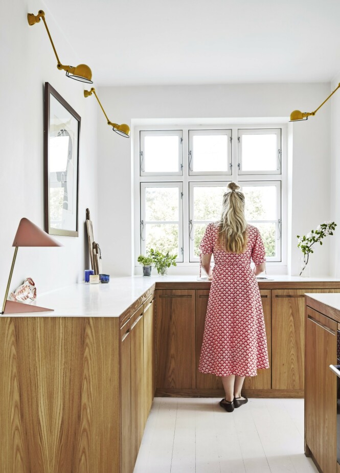 De gule lampene er fra Jieldé, og den lyserøde lampen, som er designet av Svend Aage Holm-Sørensen i 1954, er fra Warm Nordic. Tips! Å velge fargerike lamper er en fin måte å få sommerstemning inn på kjøkkenet på, og gjøre et klassisk kjøkken med trefronter mer personlig. FOTO: Anitta Behrendt De gule lampene er fra Jieldé, og den lyserøde lampen, som er designet av Svend Aage Holm-Sørensen i 1954, er fra Warm Nordic. Tips! Å velge fargerike lamper er en fin måte å få sommerstemning inn på kjøkkenet på, og gjøre et klassisk kjøkken med trefronter mer personlig. FOTO: Anitta Behrendt