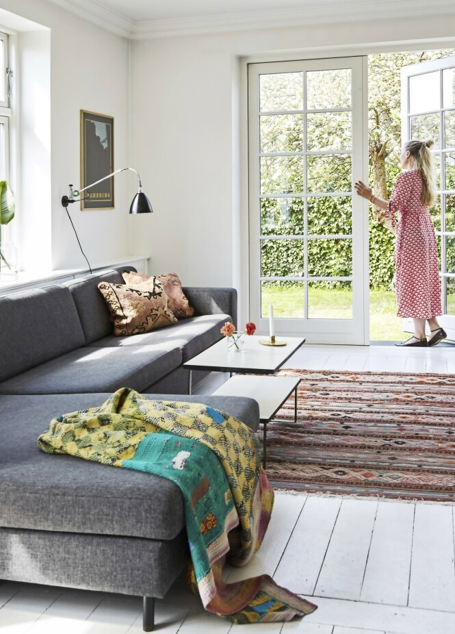 Et teppe i varme farger i kosekroken understreker den avslappede stilen. Putene er fra Interiorsalonen. com, lampen fra Bestlite og lystestaken fra Georg Jensen. Tips! Ved å holde en nøytral stil i fargevalget på gulv, vegger, sofa og bord kan du enkelt endre uttrykket ved hjelp av puter, pledd og kunst på veggene. FOTO: Anitta Behrendt Et teppe i varme farger i kosekroken understreker den avslappede stilen. Putene er fra Interiorsalonen. com, lampen fra Bestlite og lystestaken fra Georg Jensen. Tips! Ved å holde en nøytral stil i fargevalget på gulv, vegger, sofa og bord kan du enkelt endre uttrykket ved hjelp av puter, pledd og kunst på veggene. FOTO: Anitta Behrendt
